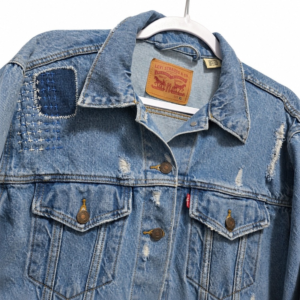 Levi's XL Distressed Denim Trucker Jacket Patchwork Y2K Grunge‎ Light Wash